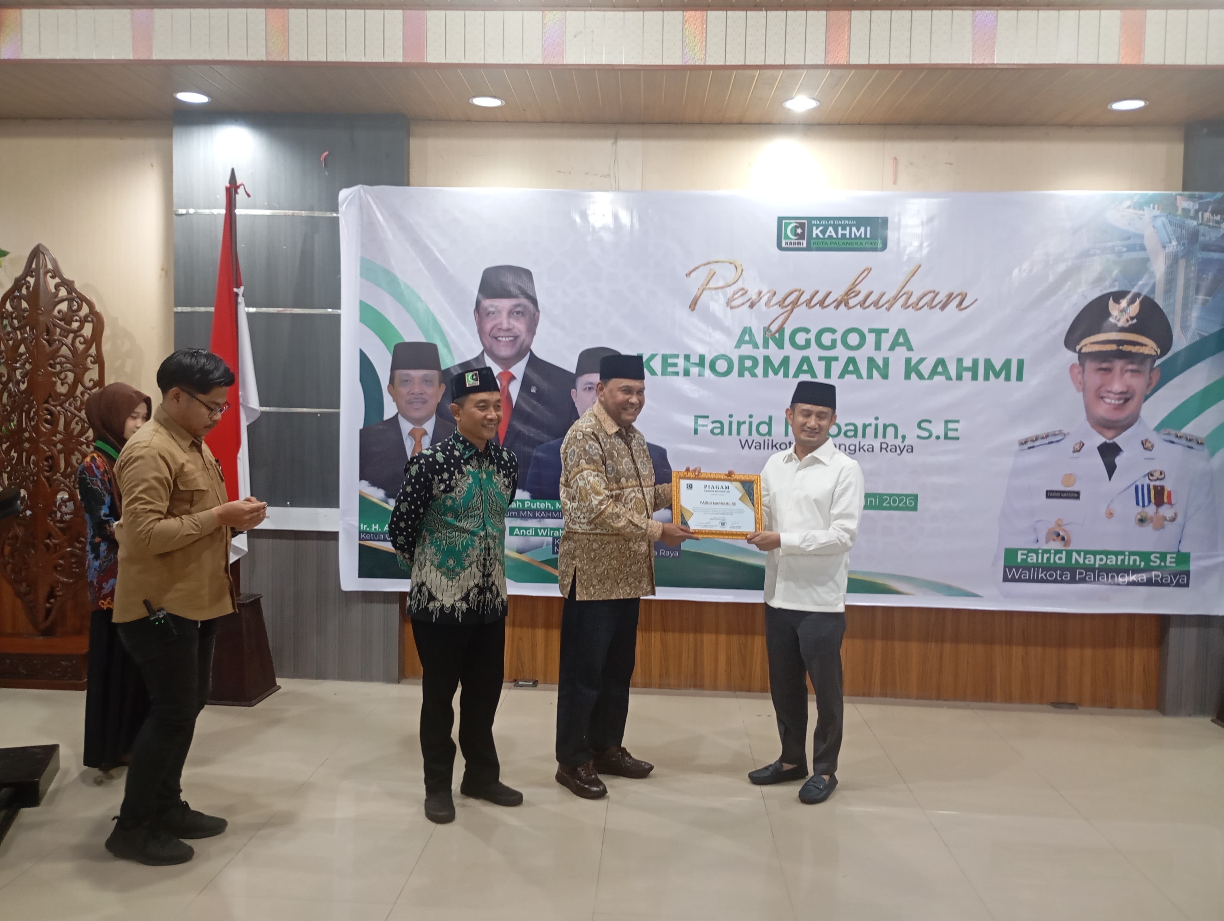 MN KAHMI Kukuhkan Walikota Palangkaraya Fairid Naparin, SE Sebagai Anggota Kehormatan KAHMI